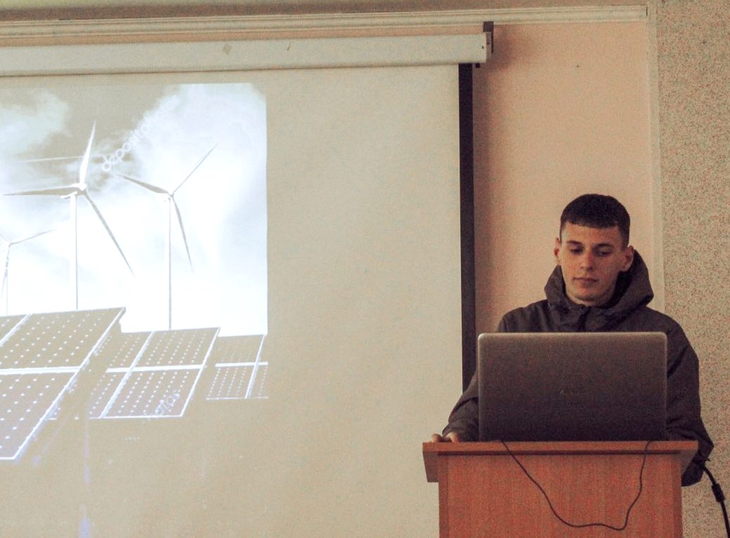 Доповідає студент Володимир Сторожук про застосування метеорологічних даних для планування вітрових та сонячних електростанцій